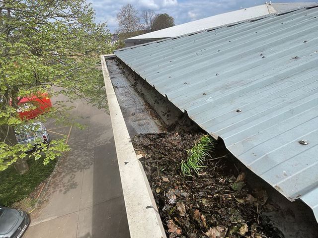 gutter-cleaning-6-kireth-ai